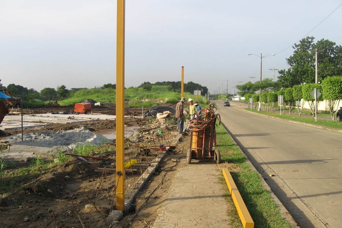 Colocacion de tubo de la cerca