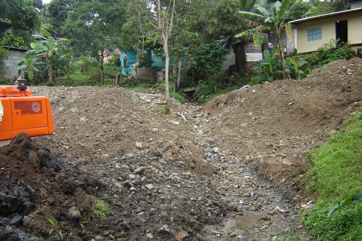 ESCABACION DE CAUSE PARA LA QUEBRADA