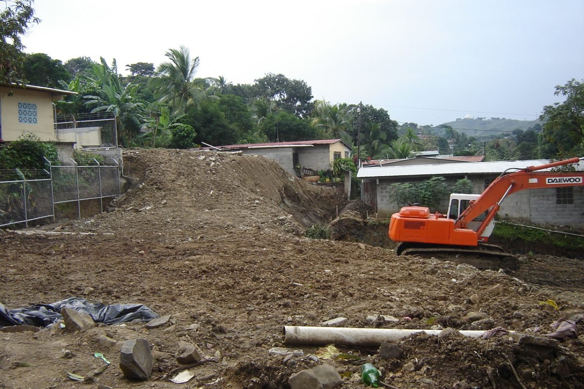SE LE ESTA DANDO GRADO AL TERRENO